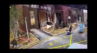 Стекло упало с небоскреба на голову китайского мотоциклиста
