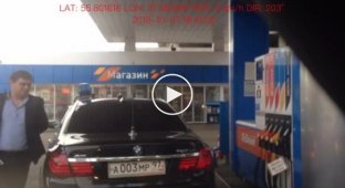 Водитель правительственного автомобиля на заправке сливает бензин