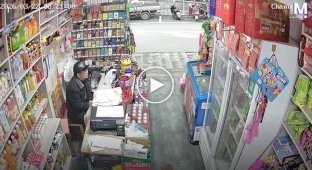Мавпа обікрала власника магазину, що відволікся.