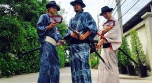 Современные японские самураи собирают мусор, используя навыки обращения с мечом (6 фото)