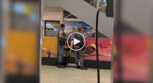 Чоловік з мечем в аеропорту було зупинено поліцією із застосуванням електрошокера