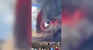 Tourists in Hawaii captured an incredible view of a volcanic eruption