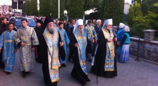 Тысячи верующих идут из Почаевской лавры в Киев