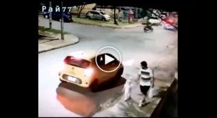 Мотоциклист отвлекся на пассажирку такси и оказался на крыше автомобиля