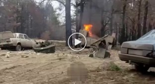 Российский военный показывает последствия атаки украинских дронов-камикадзе возле села Крынки в Херсонской области