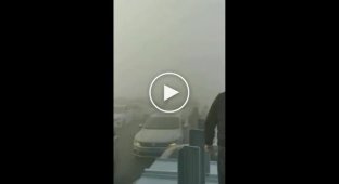 The Chinese collectively ignore the fog on the highway