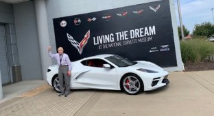 95-летний ветеран получил новенький Chevrolet Corvette 2022 года всего через 30 дней после его заказа (4 фото)