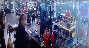 Преступник на свою беду решил ограбить магазин, в котором работала мама и дочь (2 фото + 2 видео)