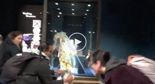 В Лондоне активисты забросали яблочным пирогом корону Британской империи