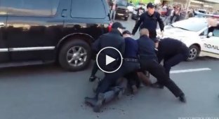 В Киеве водитель Инфинити набросился с кулаками на полицейских