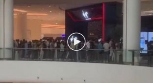 In Dubai there was a brawl in the queue for a new iPhone
