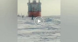 There are such fools: a fisherman at the risk of his life saved fishing rods from the path of a tanker (mat)