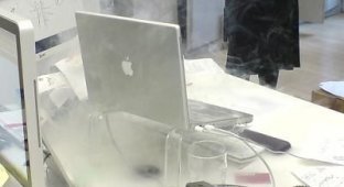 Взрыв ноутбука Apple PowerBook (7 фотографий)