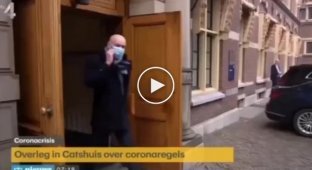 Водитель министра Нидерландов попался на покупке наркотиков в прямом эфире выпуска новостей