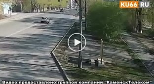 В Каменске-Уральском водитель врезался в электроопору