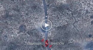Авдеевское направление, украинский дрон сбрасывает боеприпасы на российских военных