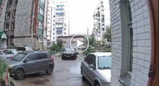 They decided to joke with me: in Sterlitamak, a BMW driver rammed cars in the yard