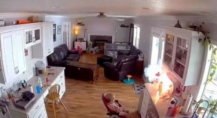 The moment a vape explodes next to a child (6 photos + 2 videos)