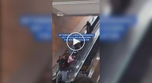 Пенсионерки ошиблись стороной эскалатора