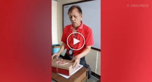 Филиппинские школьники растрогали до слёз учителя, подарив ему обувь