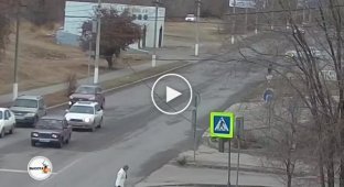 Пешеход «спикировал» в иномарку в центре Волгограда
