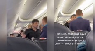 "Нас похитили!": пассажиры самолета устроили истерику из-за незапланированного изменения маршрута (6 фото + 1 видео)