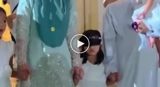 У Малайзії 5-річній дівчинці подарували новенький гелик, щоб мотивувати її ходити до школи