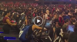 A gym where thousands of people train at the same time was shown in Brazil