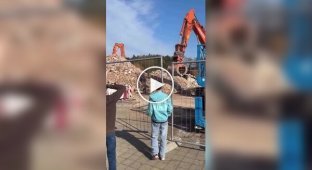 Екскаваторник повернув дітям м'яч