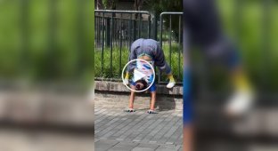 Пожилая китаянка разминается в парке