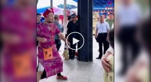 A man surprises tourists by never losing at "Rock, Paper, Scissors"