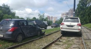 Land Cruiser влетел в столб и перекрыл движение трамваев в Хабаровске (10 фото + 1 видео)