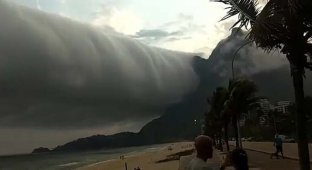Над бразильским пляжем нависло странное облако, похожее на горизонтальное торнадо (3 фото)