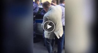В Санкт-Петербурге задержали сотрудников Росгвардии, которые подбросили наркотики школьнику и вымогали деньги