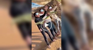 Веселые парни сыграли в популярную игру