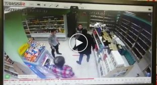 Заподозренный в краже мужчина взбесился и устроил погром в магазине