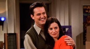 Matthew Perry convinced the creators of Friends to remove the scene of Chandler's betrayal (8 photos + 1 video)