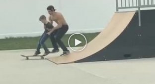 Уличный скейтер помогает парнише получить основы на скейтборде