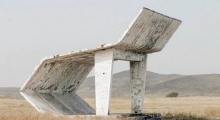 Советская автобусная остановка вдохновила пользователей на фотошоп-баттл (13 фото)