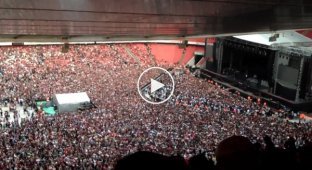 В ожидании концерта Green Day организаторы включили для 60000 зрителей Bohemian Rhapsody