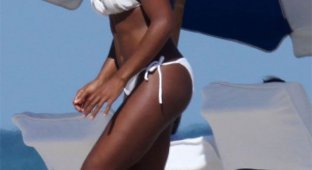 Келли Роланд (Kelly Rowland) в бикини (6 Фото)