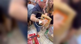 In Warsaw, People Snatched Goods from Hands and Hit Each Other with Baskets