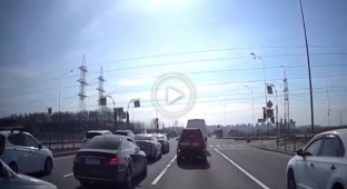 Ось це пощастило: вантажівка на повному ходу в'їхала в машини на світлофорі в Петербурзі