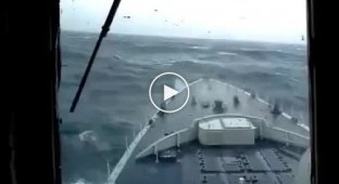 Корабль во время шторма