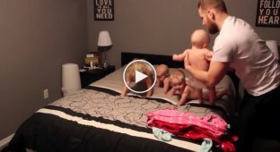 Суперпапа готовит четверых неугомонных малышей ко сну