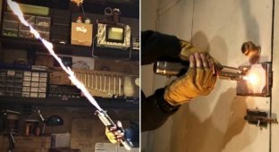Блогер из России Алекс Буркан сделал первый в мире выдвижной световой меч из "Звездных войн" (4 фото)