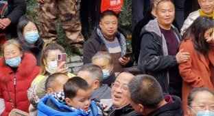 How you can accidentally become a child’s godfather in China (5 photos)