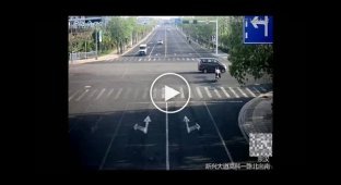 Фургон після ДТП здійснив «перекид», мало не збив мотоциклістку і продовжив рух у Китаї.