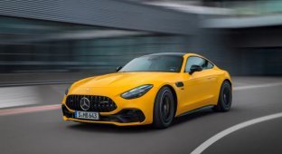 The slowest Mercedes-AMG GT became cheaper by 49 thousand euros (3 photos)