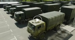 Чергові 25 машин для фронту – Порошенко передає для ЗСУ вантажівки, майстерні та банно-пральні комплекси
